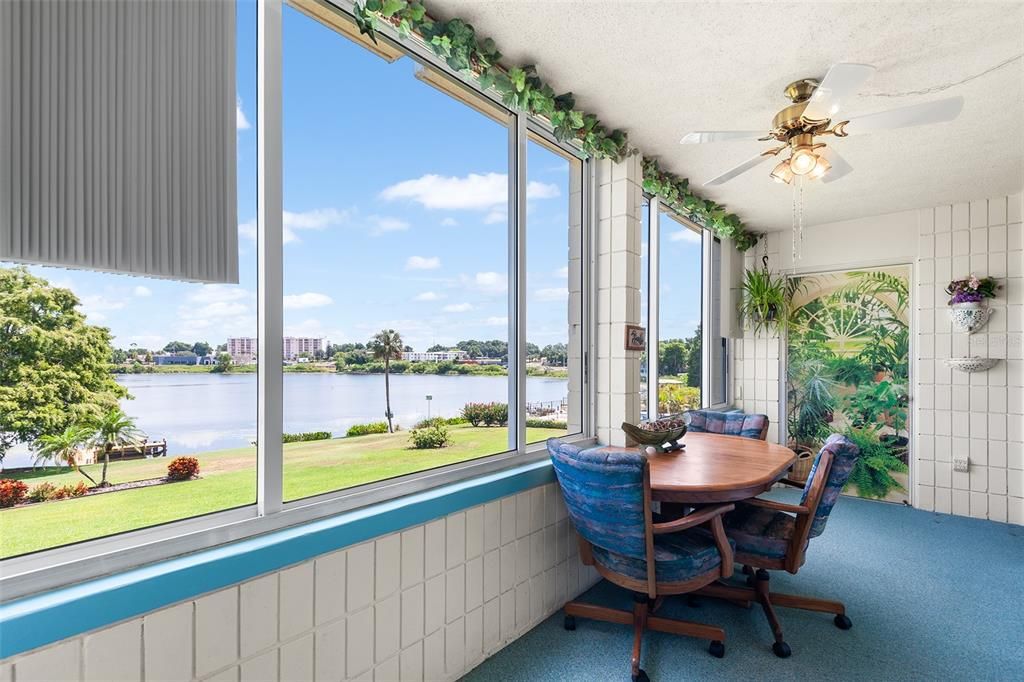 BONUS ROOM OVERLOOKS THE LAKE!