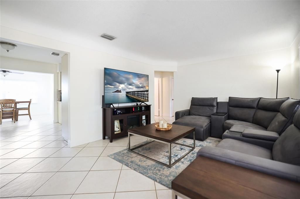 For Sale: $385,000 (3 beds, 1 baths, 1385 Square Feet)