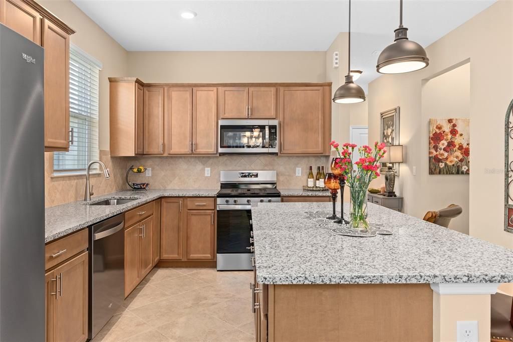 Kitchen with an Island/Breakfast Bar and Pendant Lighting