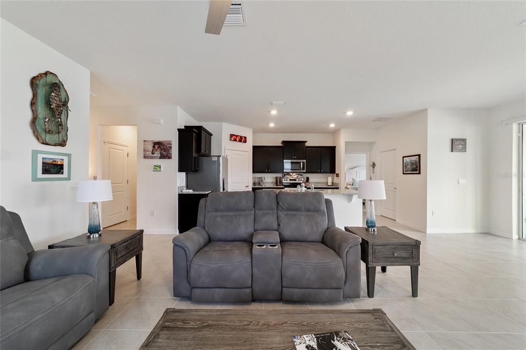 For Sale: $329,900 (2 beds, 2 baths, 1816 Square Feet)