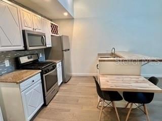 Active With Contract: $163,000 (1 beds, 1 baths, 722 Square Feet)