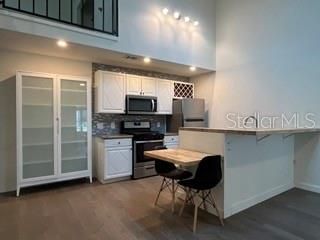 Active With Contract: $163,000 (1 beds, 1 baths, 722 Square Feet)