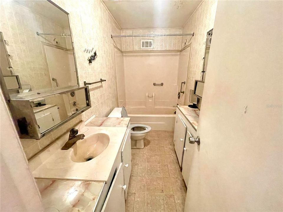 最近售出: $195,000 (3 贝兹, 2 浴室, 1050 平方英尺)
