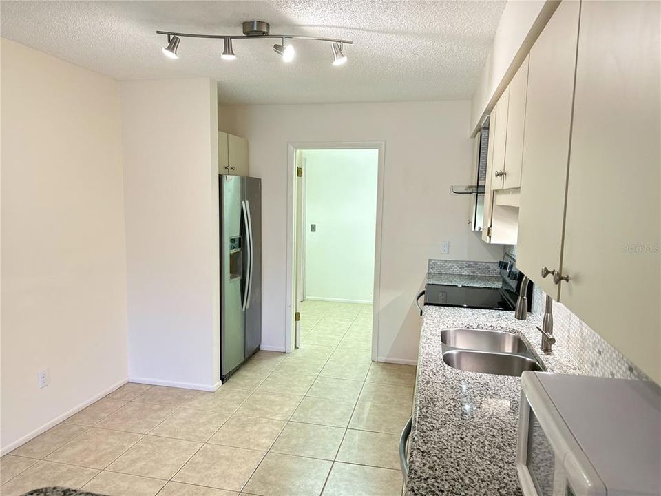 For Sale: $225,000 (2 beds, 2 baths, 1044 Square Feet)