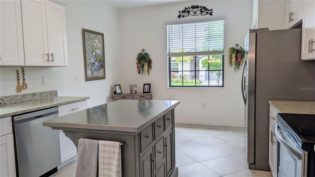 Eat-in area by the window would make a loavely breakfast nook or coffee corner