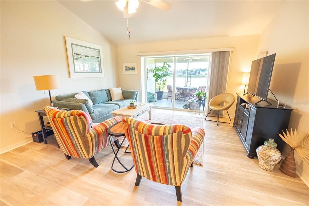 For Sale: $239,900 (2 beds, 2 baths, 1128 Square Feet)