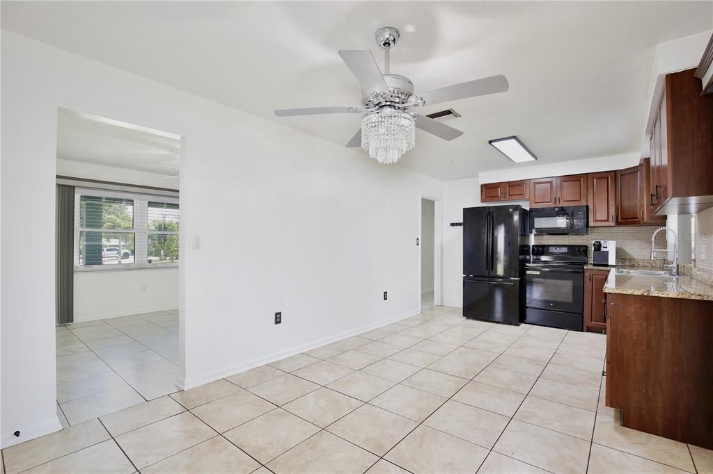 Active With Contract: $315,000 (3 beds, 2 baths, 1356 Square Feet)