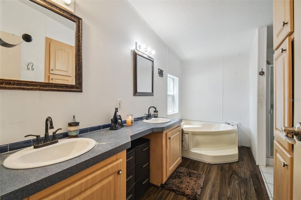 Active With Contract: $350,000 (3 beds, 2 baths, 1296 Square Feet)