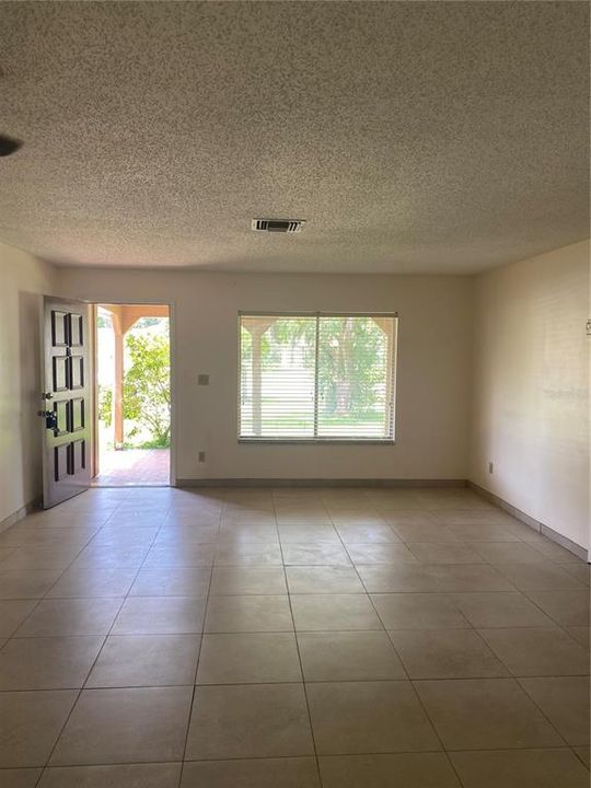 For Rent: $2,500 (3 beds, 2 baths, 1554 Square Feet)