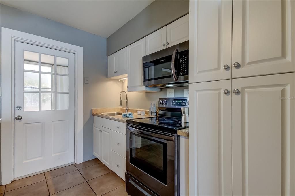 Active With Contract: $174,900 (1 beds, 1 baths, 528 Square Feet)