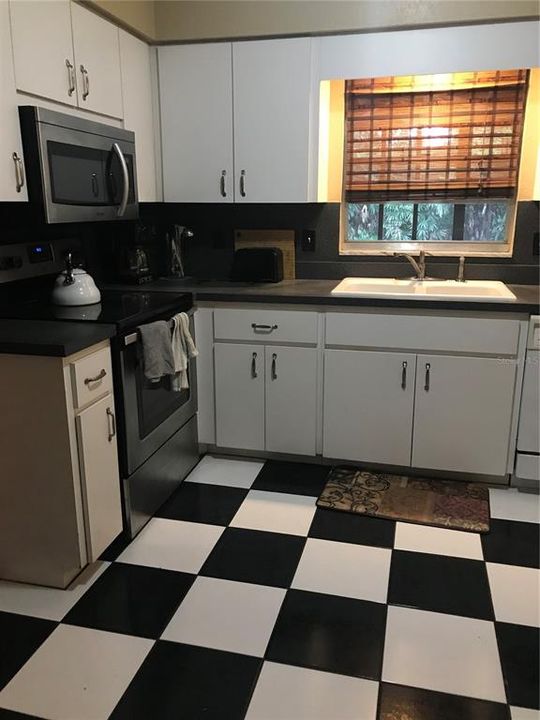 For Rent: $2,400 (4 beds, 2 baths, 1884 Square Feet)