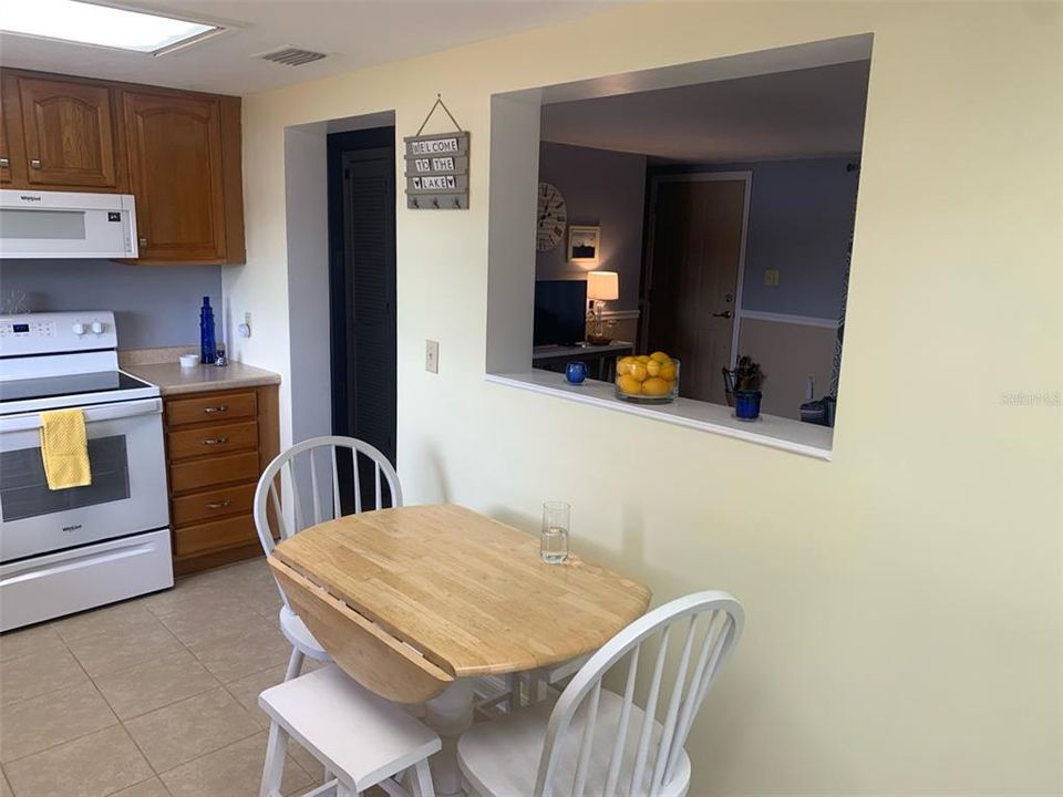 Kitchen / Eat-In Area