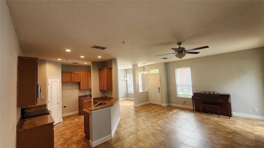 For Rent: $2,100 (3 beds, 2 baths, 1624 Square Feet)