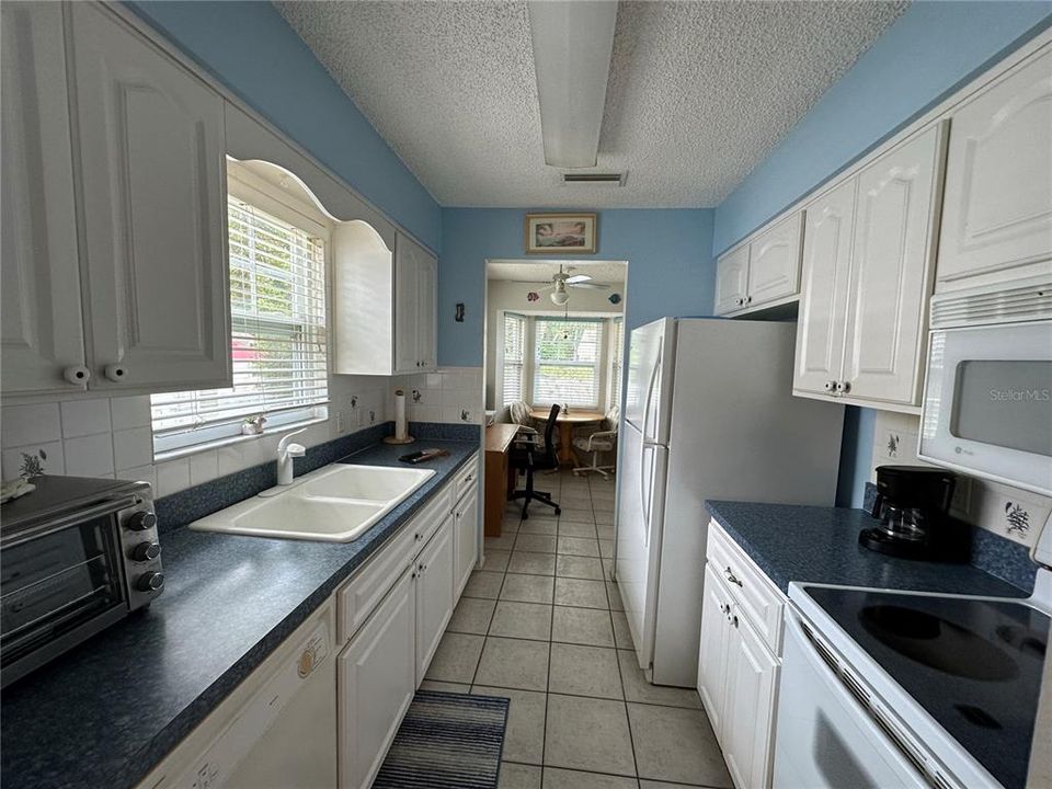 For Sale: $209,900 (2 beds, 2 baths, 1088 Square Feet)