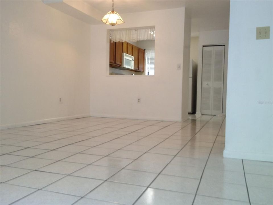 Recently Rented: $1,195 (2 beds, 1 baths, 952 Square Feet)