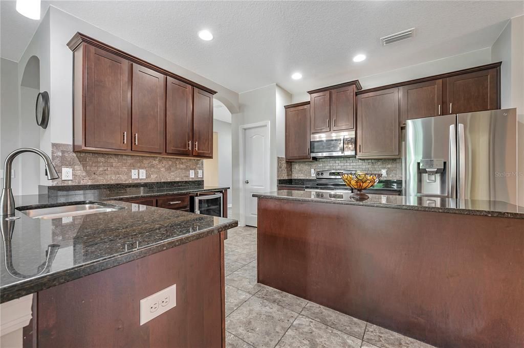 Large Island and Peninsula in Kitchen