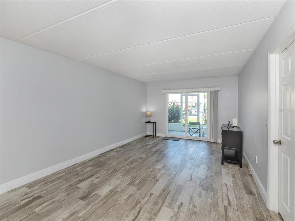 For Sale: $199,000 (2 beds, 2 baths, 971 Square Feet)