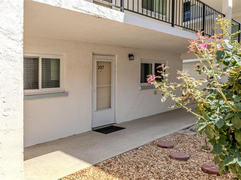 For Sale: $199,000 (2 beds, 2 baths, 971 Square Feet)