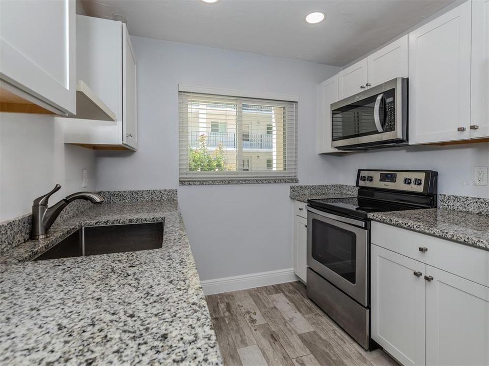For Sale: $199,000 (2 beds, 2 baths, 971 Square Feet)