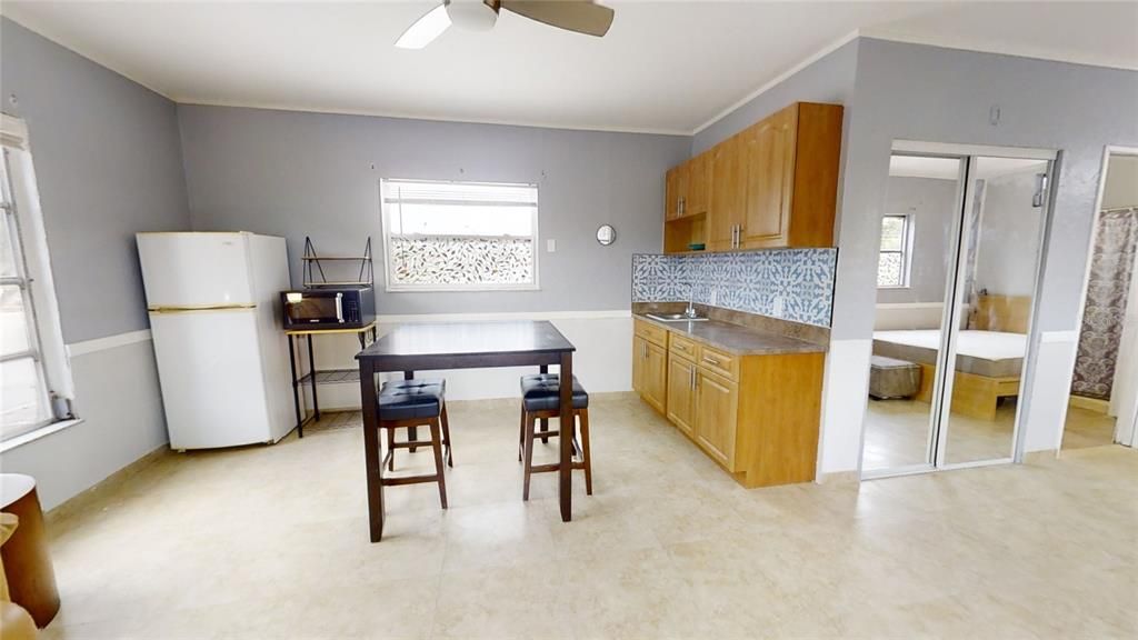 Active With Contract: $1,250 (1 beds, 1 baths, 352 Square Feet)
