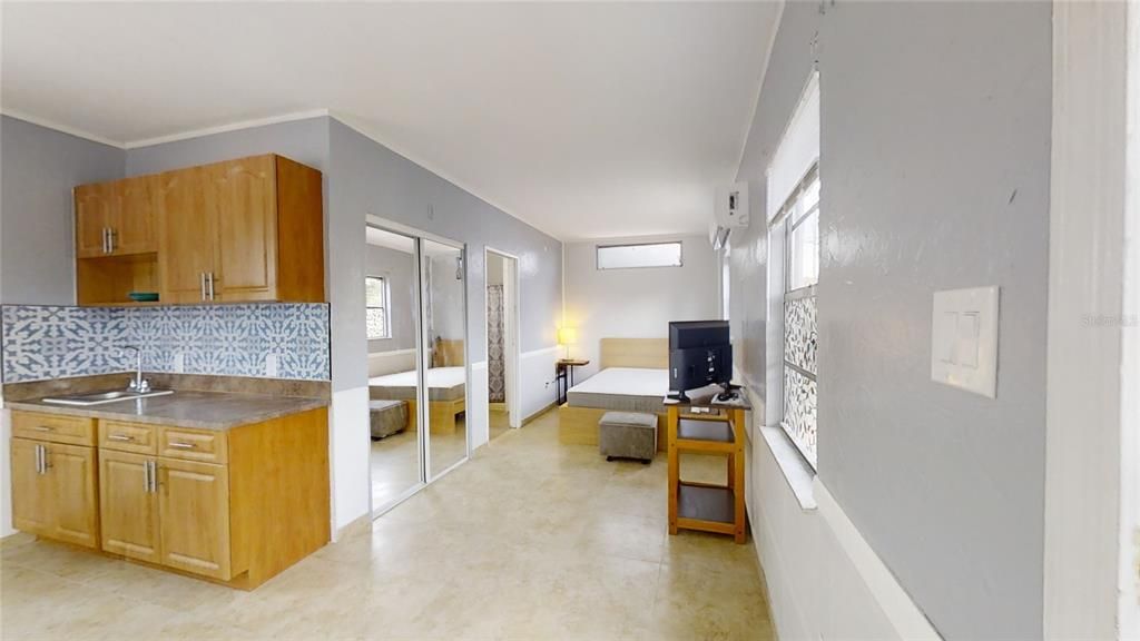 Active With Contract: $1,250 (1 beds, 1 baths, 352 Square Feet)