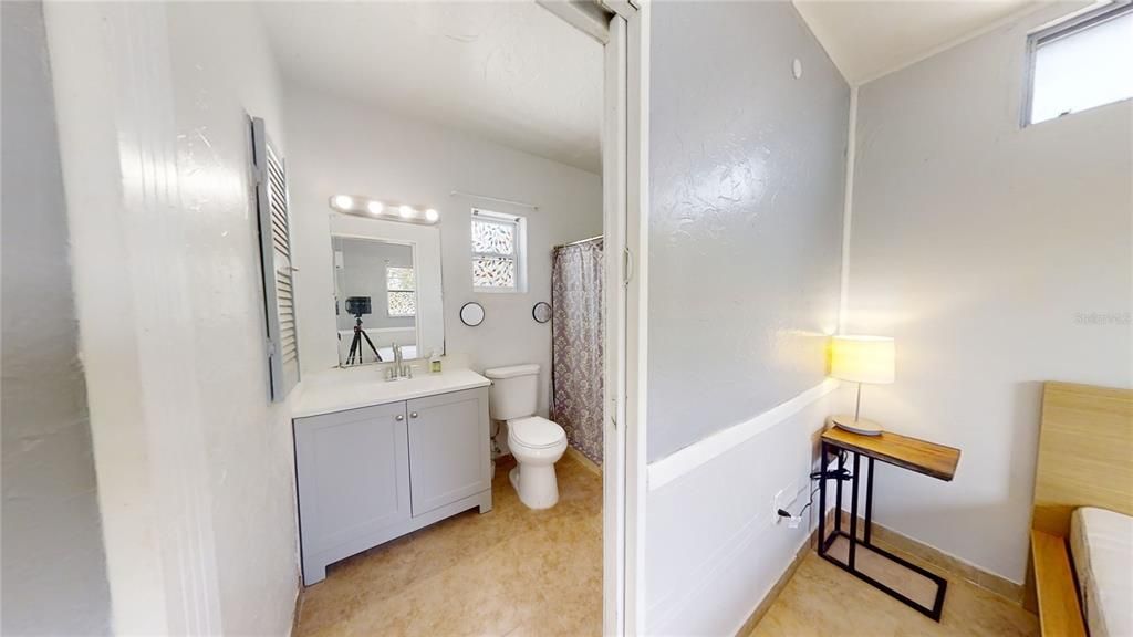 Active With Contract: $1,250 (1 beds, 1 baths, 352 Square Feet)