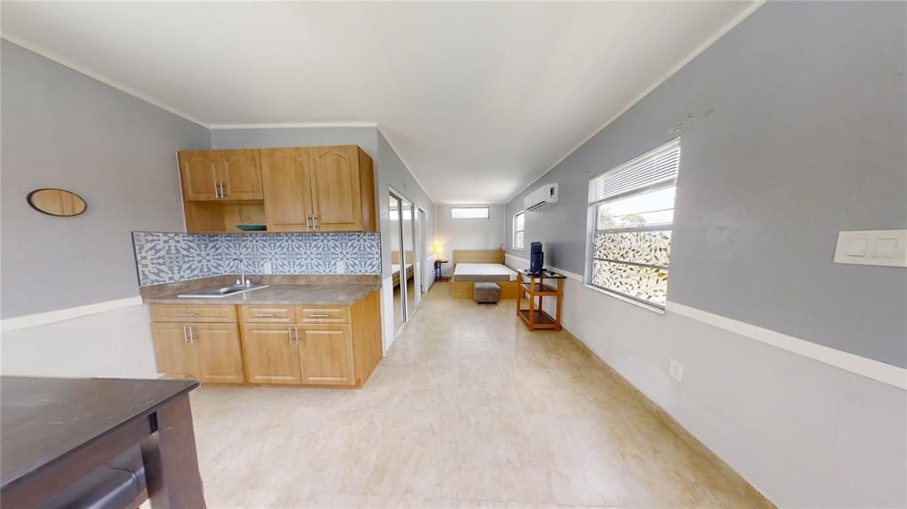 Active With Contract: $1,250 (1 beds, 1 baths, 352 Square Feet)