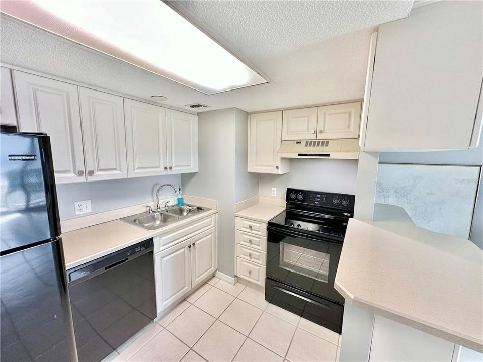 For Sale: $259,000 (2 beds, 2 baths, 925 Square Feet)