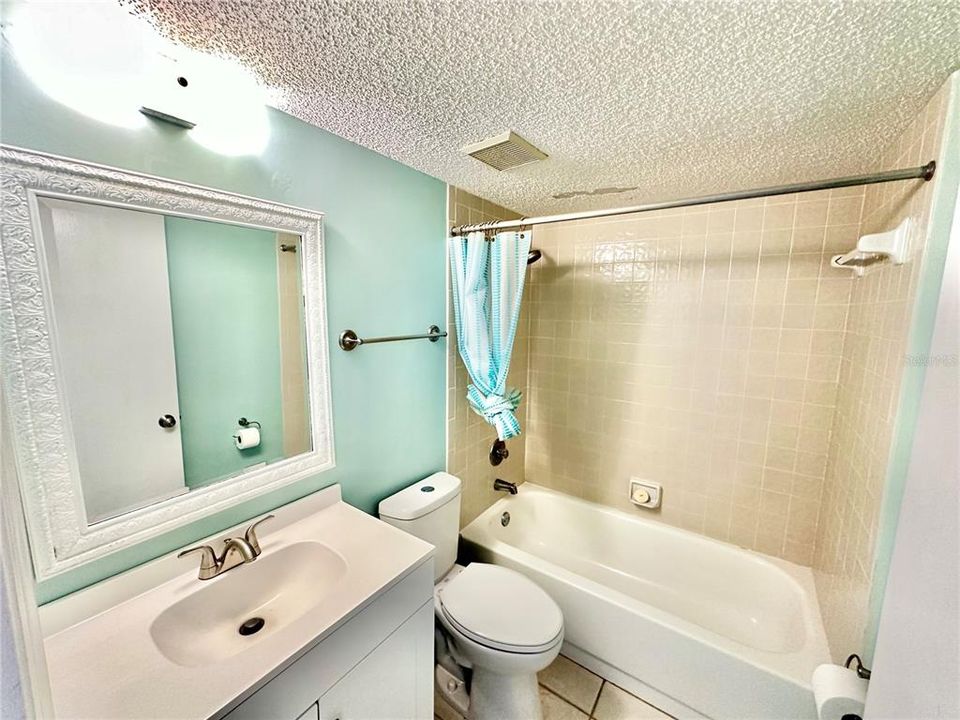 For Sale: $259,000 (2 beds, 2 baths, 925 Square Feet)