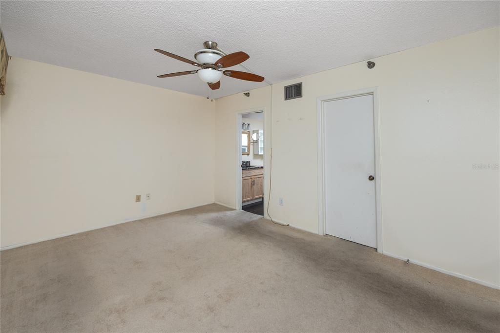 For Sale: $255,000 (1 beds, 1 baths, 920 Square Feet)