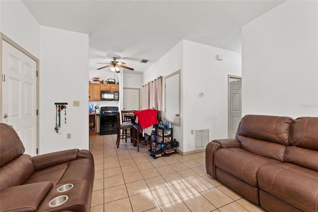 For Sale: $218,000 (2 beds, 2 baths, 832 Square Feet)