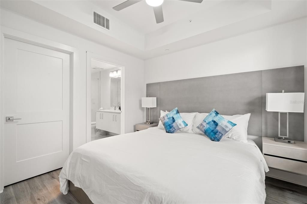 For Sale: $1,050,000 (2 beds, 2 baths, 1060 Square Feet)