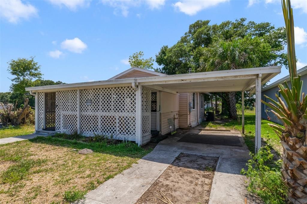 2-bedroom, 1-bath home just 15 mins from the beach with covered parking, wood laminate floors and a bright kitchen!