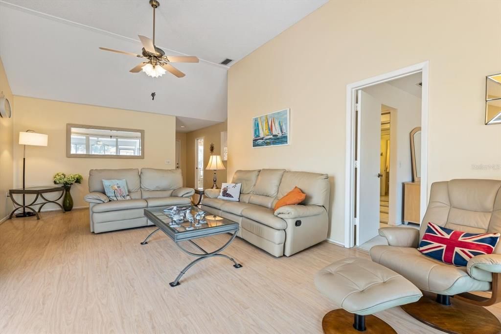 Active With Contract: $269,900 (2 beds, 2 baths, 1239 Square Feet)