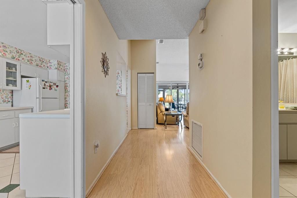 Active With Contract: $269,900 (2 beds, 2 baths, 1239 Square Feet)