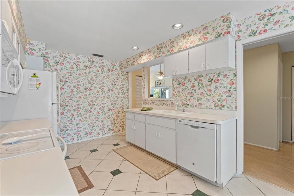 Active With Contract: $269,900 (2 beds, 2 baths, 1239 Square Feet)