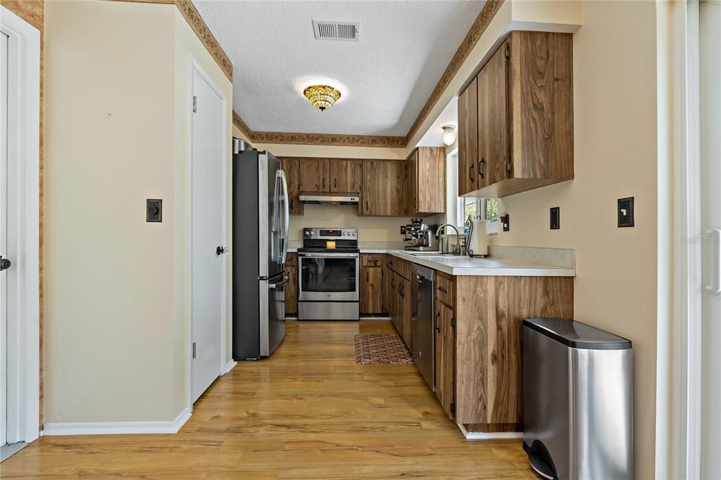 KITCHEN WITH NEWER STAINLESS STEEL APPLIANCES (2019)