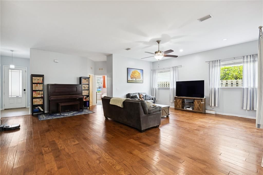Active With Contract: $350,000 (3 beds, 2 baths, 1699 Square Feet)