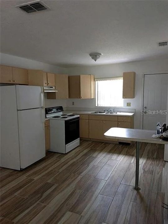 For Rent: $1,600 (2 beds, 1 baths, 966 Square Feet)