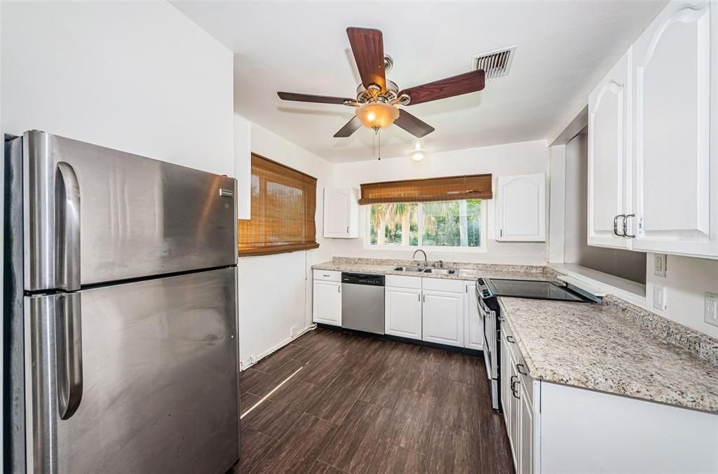 Active With Contract: $449,000 (2 beds, 2 baths, 1088 Square Feet)