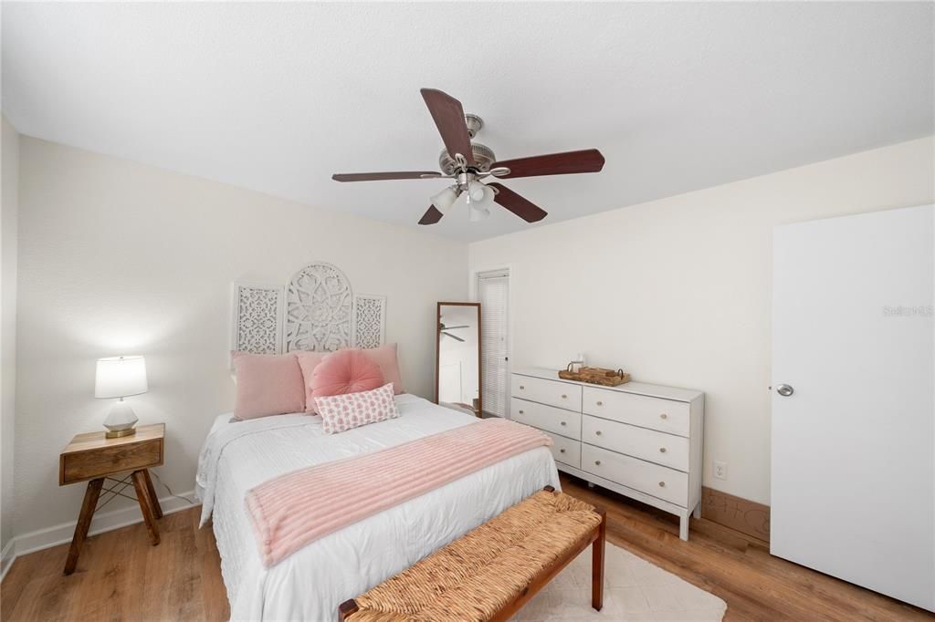 Active With Contract: $180,000 (1 beds, 1 baths, 670 Square Feet)