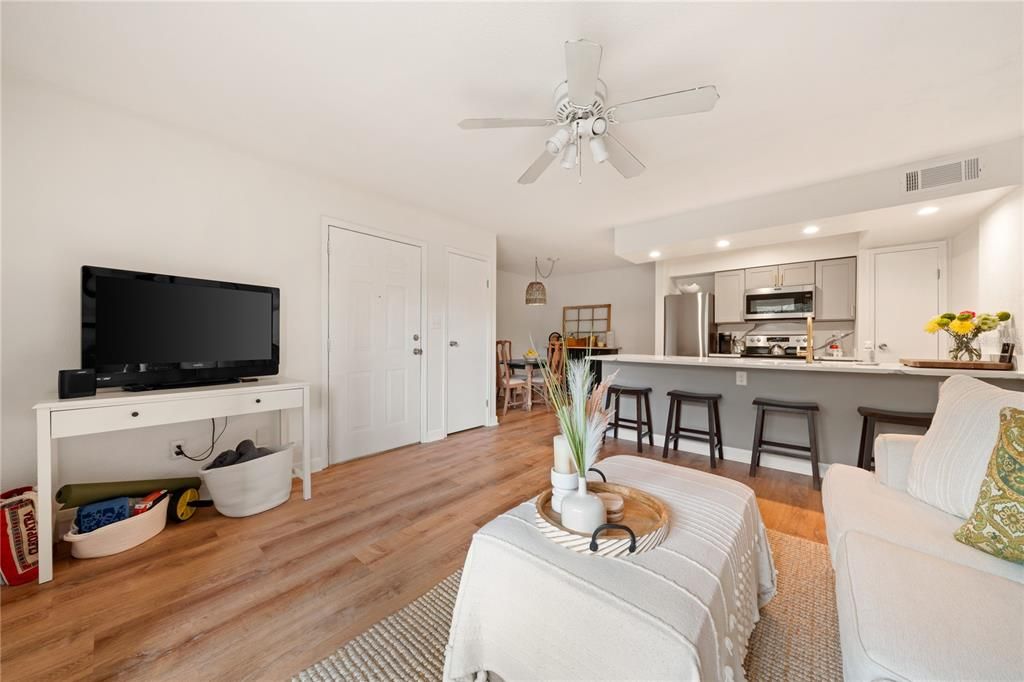 Active With Contract: $180,000 (1 beds, 1 baths, 670 Square Feet)