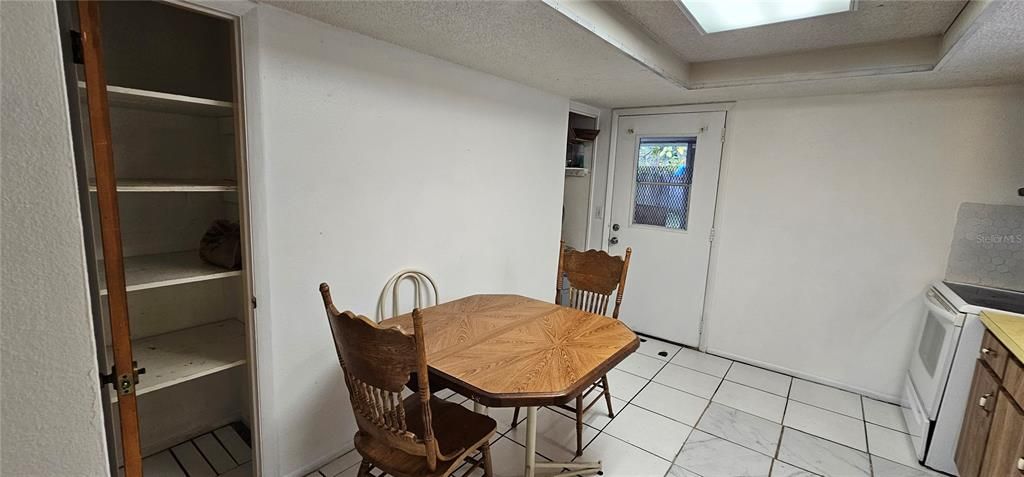 For Rent: $1,350 (2 beds, 1 baths, 797 Square Feet)