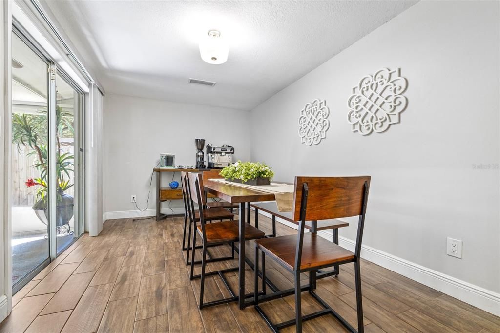 Active With Contract: $427,900 (3 beds, 2 baths, 1365 Square Feet)