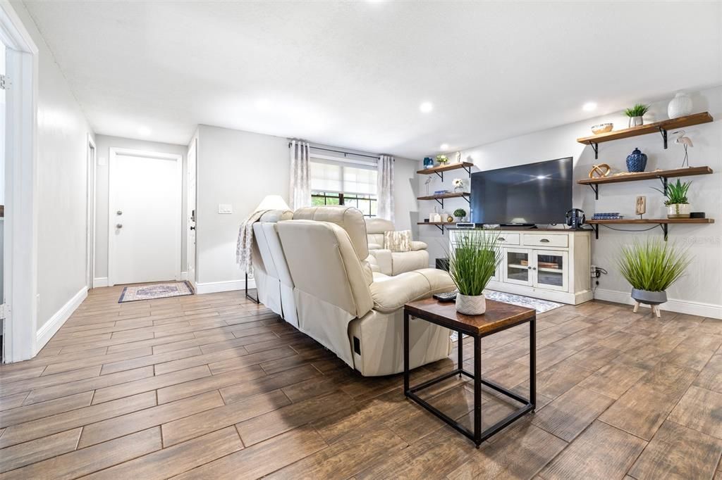 Active With Contract: $427,900 (3 beds, 2 baths, 1365 Square Feet)