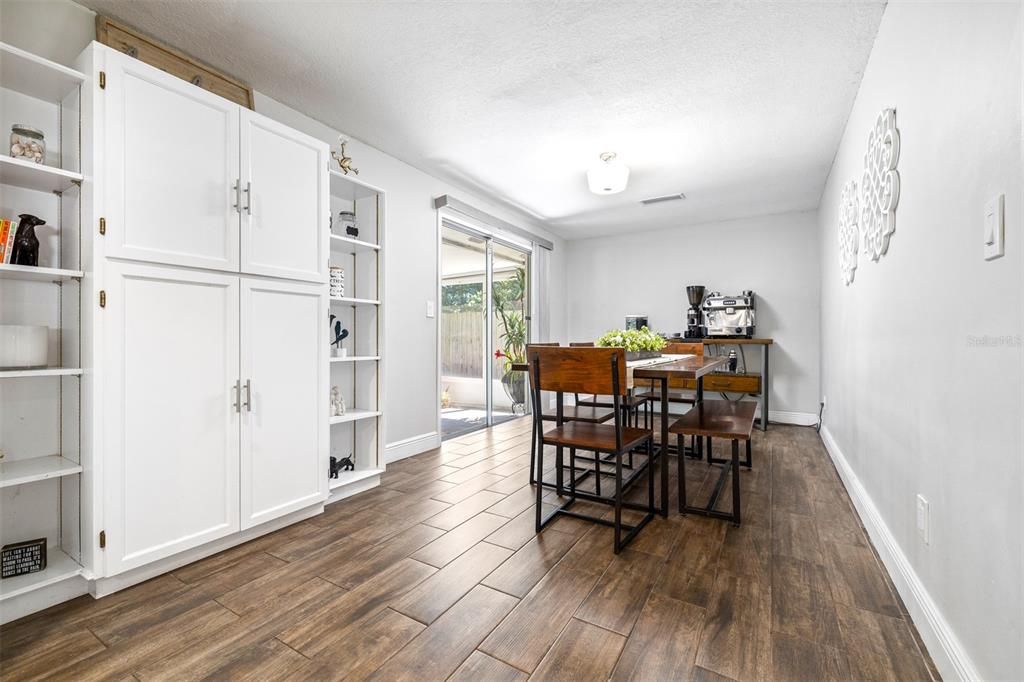 Active With Contract: $427,900 (3 beds, 2 baths, 1365 Square Feet)
