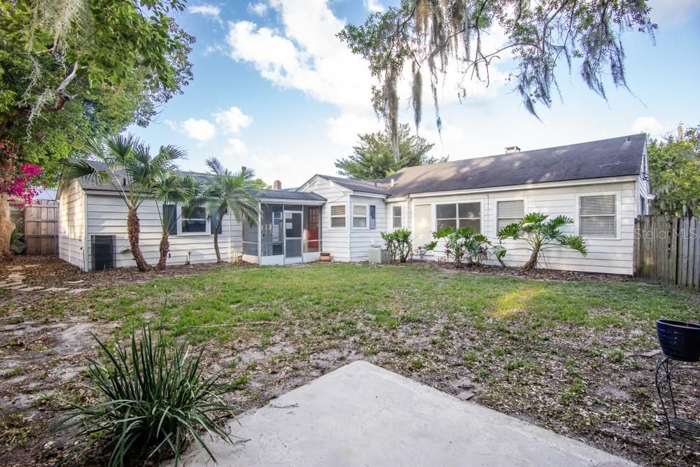 Active With Contract: $2,800 (3 beds, 3 baths, 1850 Square Feet)