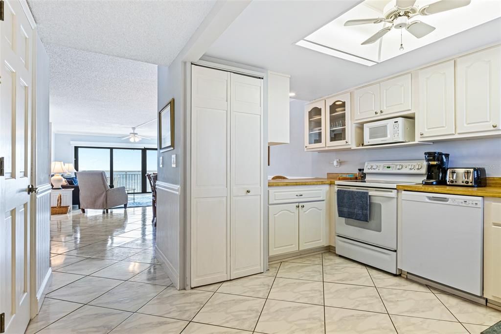 For Sale: $745,000 (2 beds, 2 baths, 1139 Square Feet)