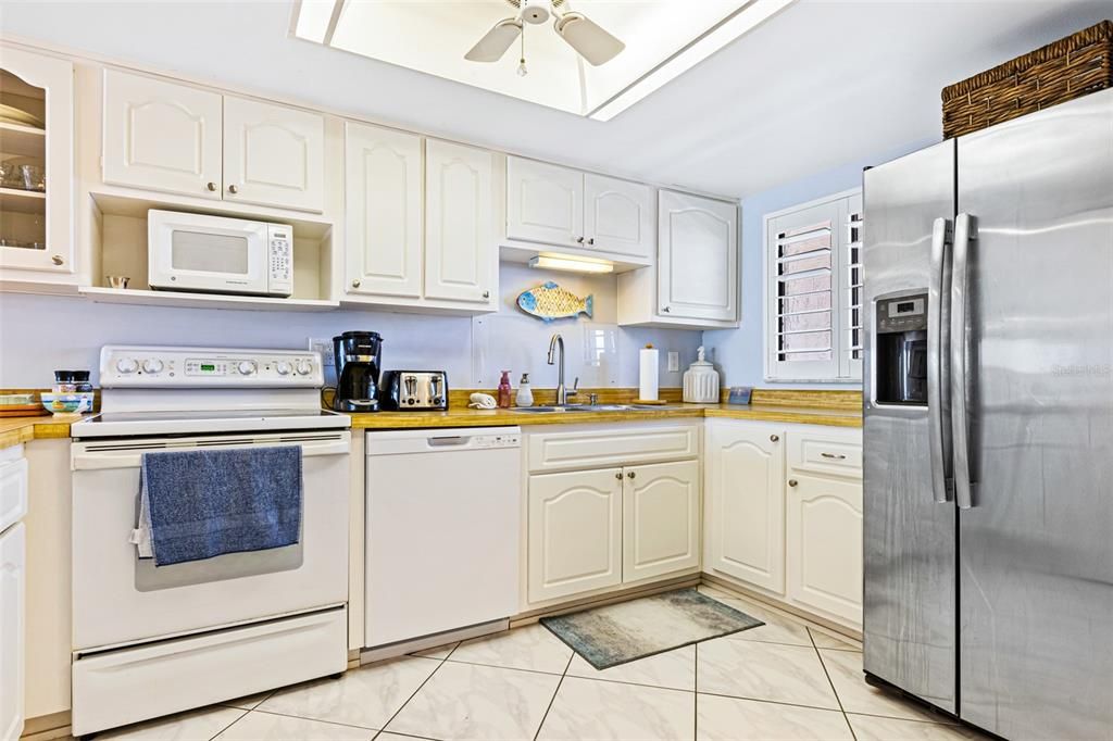 For Sale: $745,000 (2 beds, 2 baths, 1139 Square Feet)