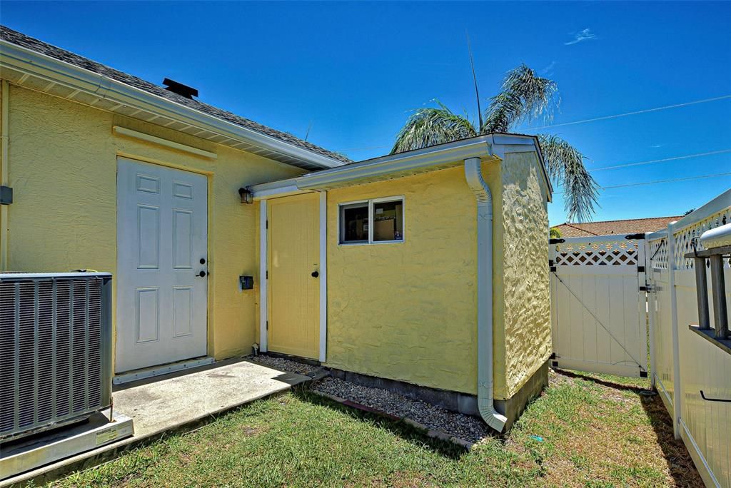 Small storage shed